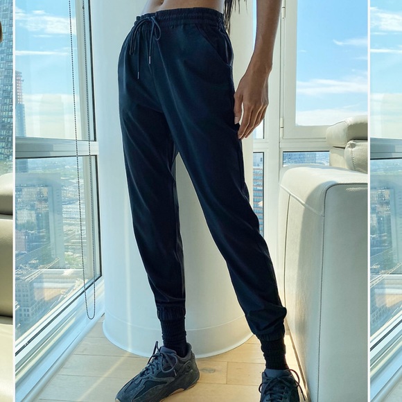 Aritzia Pants - TNA Aritzia Black Speed Slim Fit Joggers| M